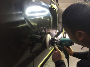 車磨き　研磨は特殊照明を使用　ファインファクトリー宮崎